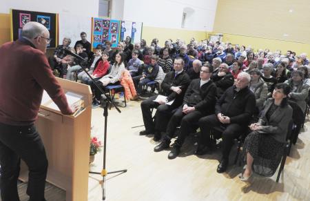 predavatelj izr. prof. dr. Janez Mlinar s Filozofske fakultete UL, sicer tudi Robičev rojak iz Kranjske Gore, je predstavil njegovo rodbino